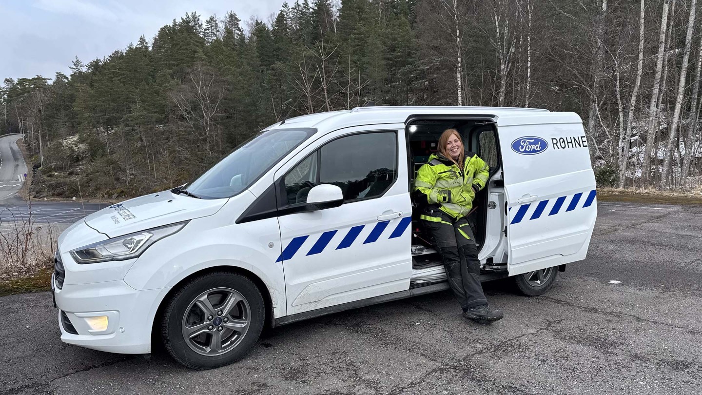 Ford mobilservice-tekniker sitter i døråpningen på en mobilservice-bil.