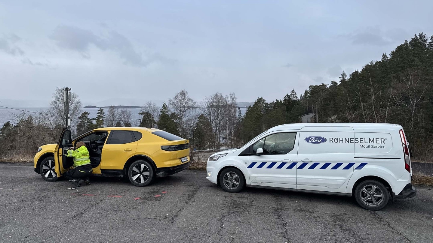 Ford Mobilservice-tekniker utfører et serviceoppdrag på en gul helelektrisk Ford Capri ved siden av en mobilservice-bil.