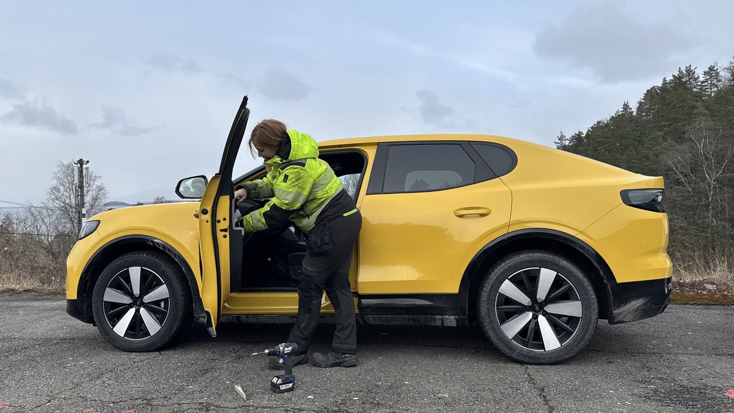 Ford Mobilservice-tekniker utfører et serviceoppdrag på en gul helelektrisk Ford Capri.