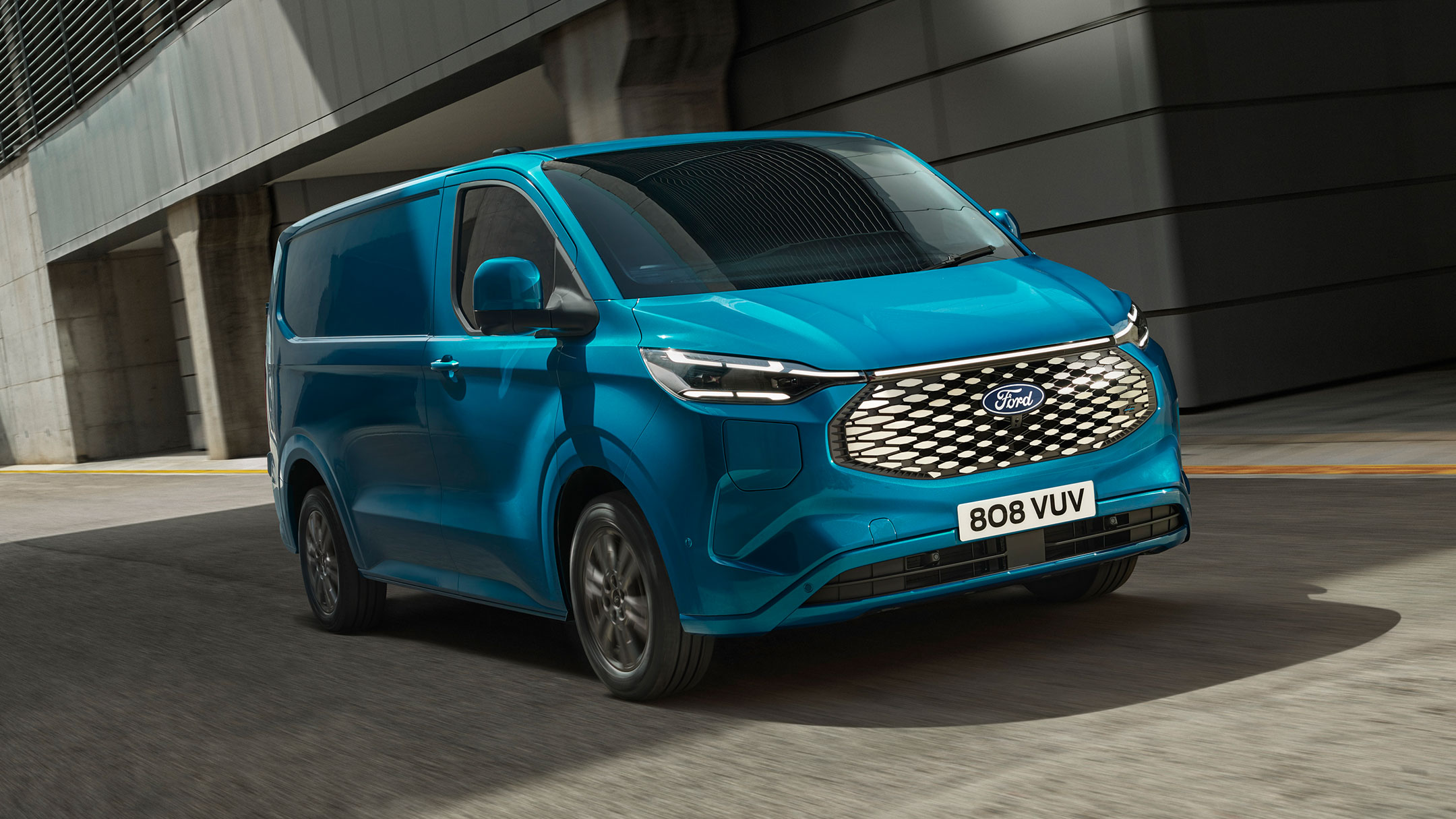 Blå E-Transit kjører på industriområde