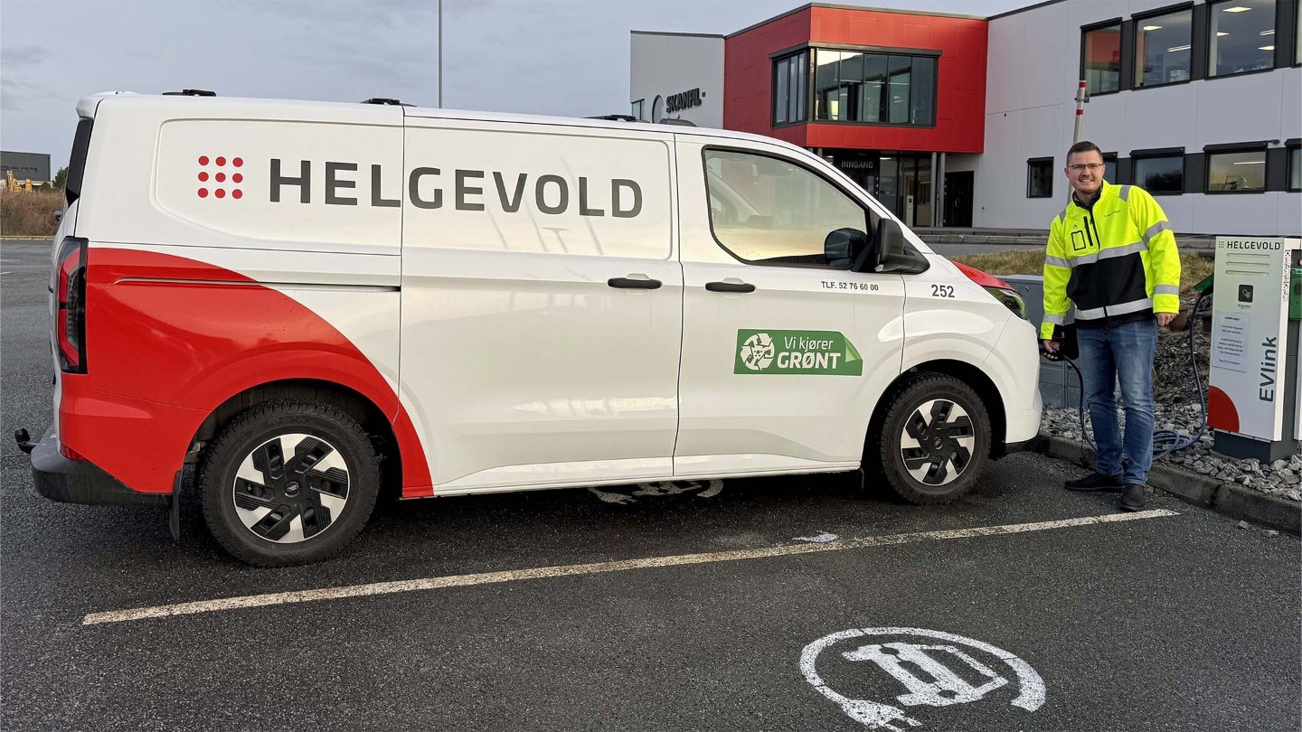 E-Transit Custom ved en ladestasjon