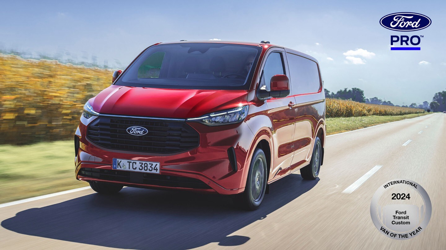 En kjørende E-Transit Custom med Van of the year 2024 emblem