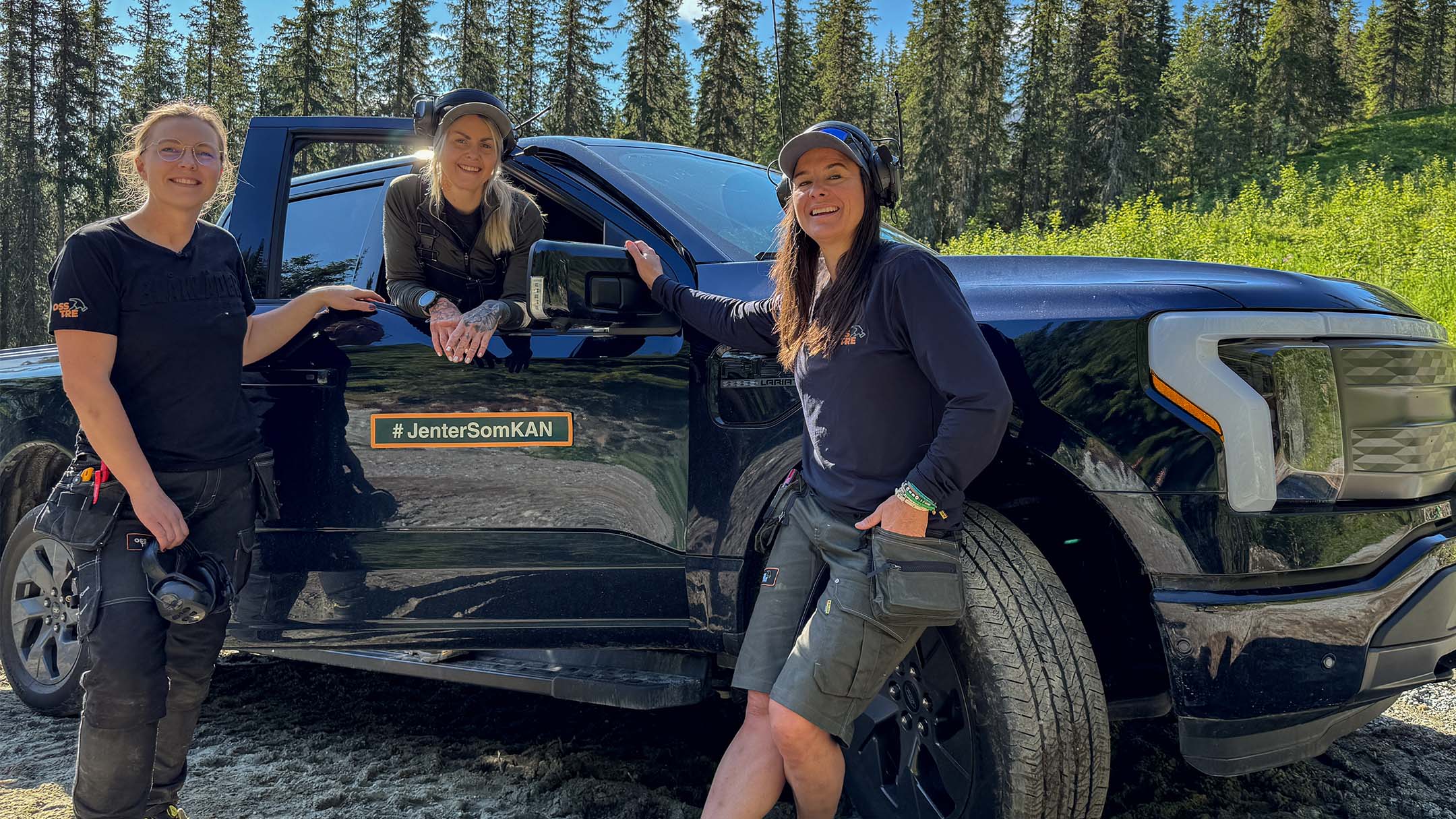 Jentene i OssTre foran Ford F-150 Lightning.