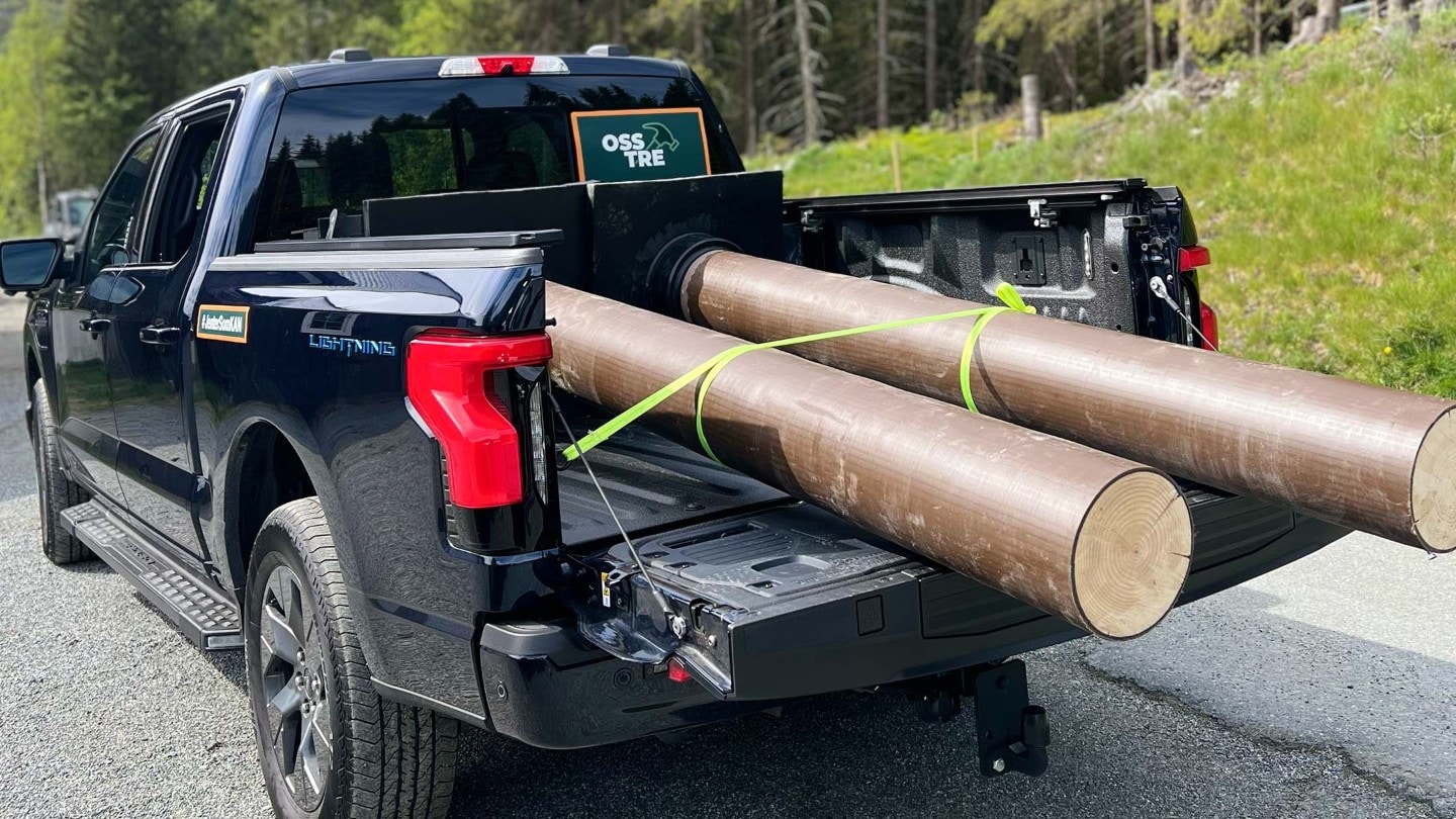 Planet til F-150 Lightning lastet med byggematerialer.