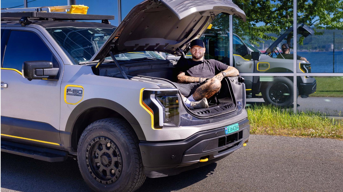 Mads sitter i frunken på F-150 Lightning