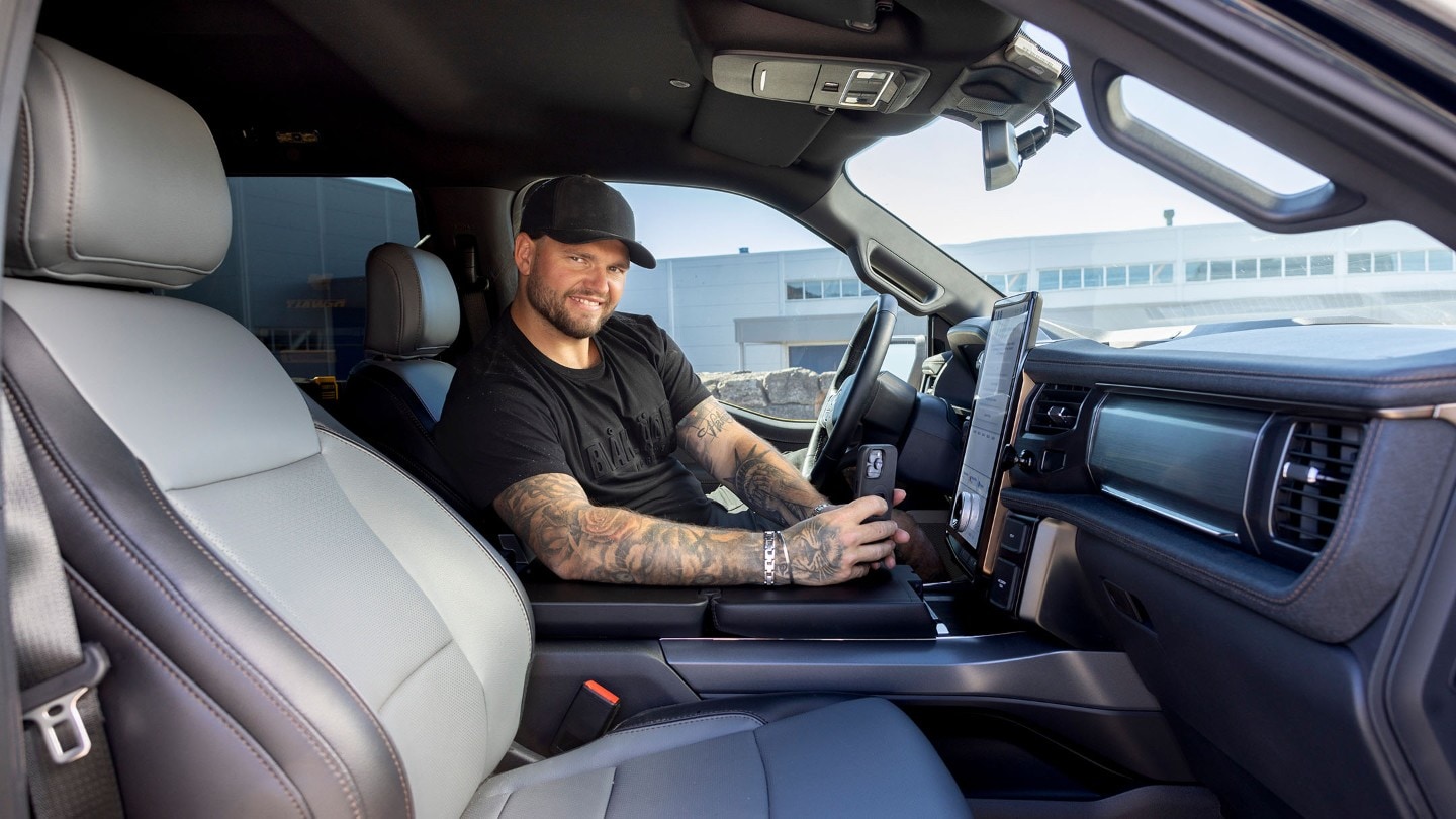 Sett deg inn i F-150 Lightning. Nyt moderne komfort og avansert teknologi fra førerplassen – perfekt for lange dager på veien.