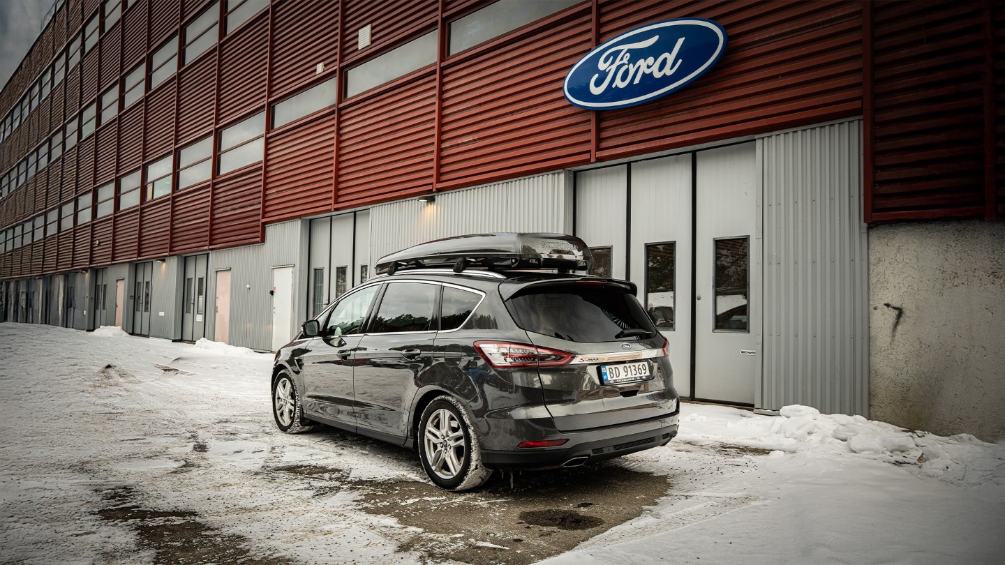 En grå Ford S-MAX parkert utenfor et Ford-verksted 