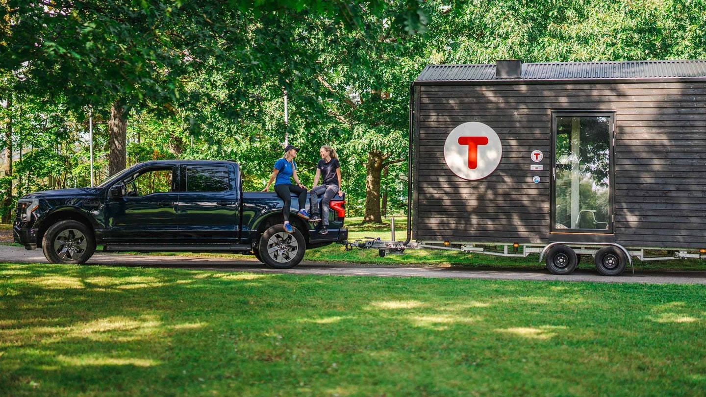 F-150 Lightning trekker den portable DNT-hytten.