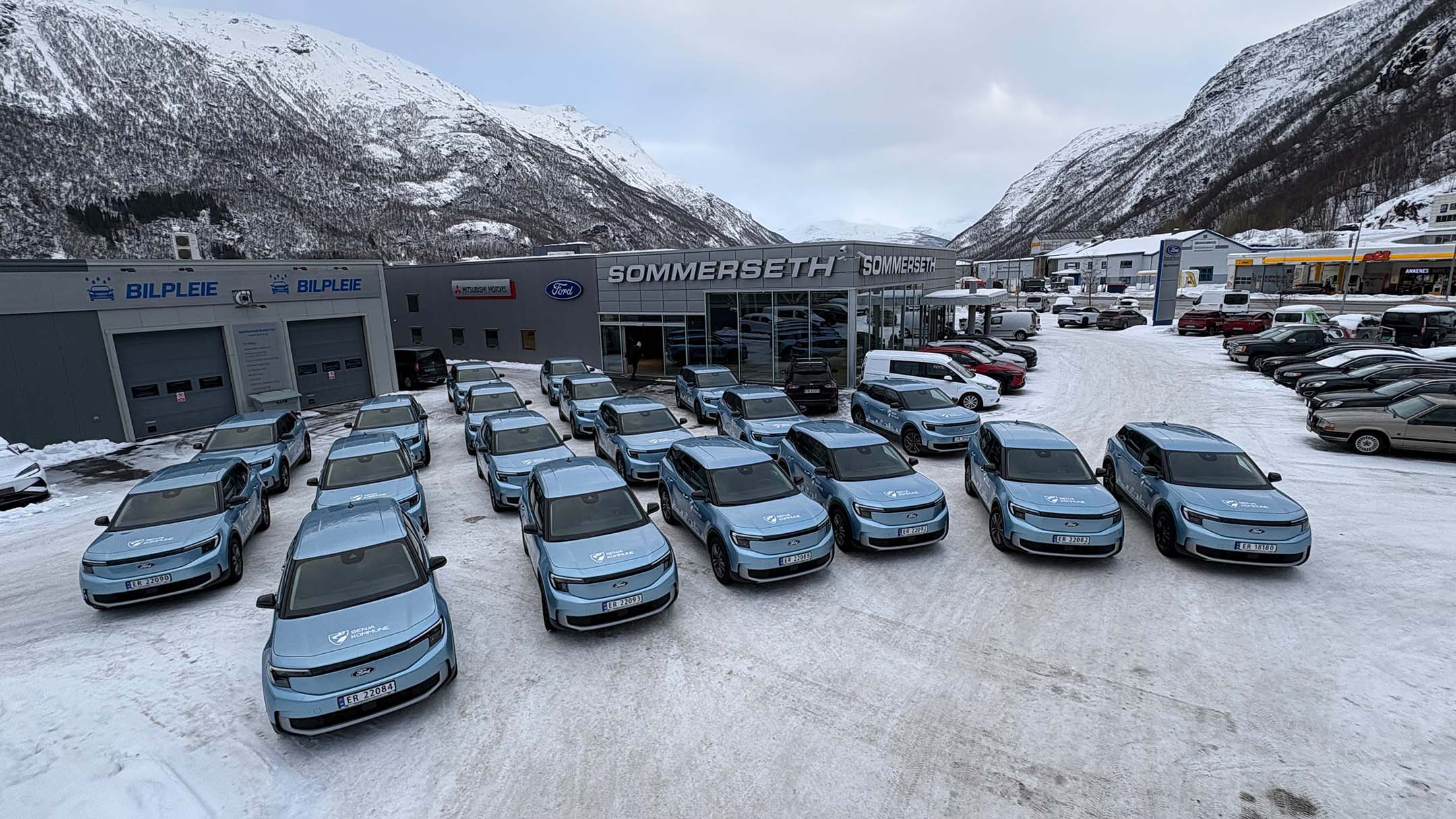 Flere Ford Explorer i fargen Arctic Blue står parkert foran Ford-forhandler Sommerseth i Tromsø