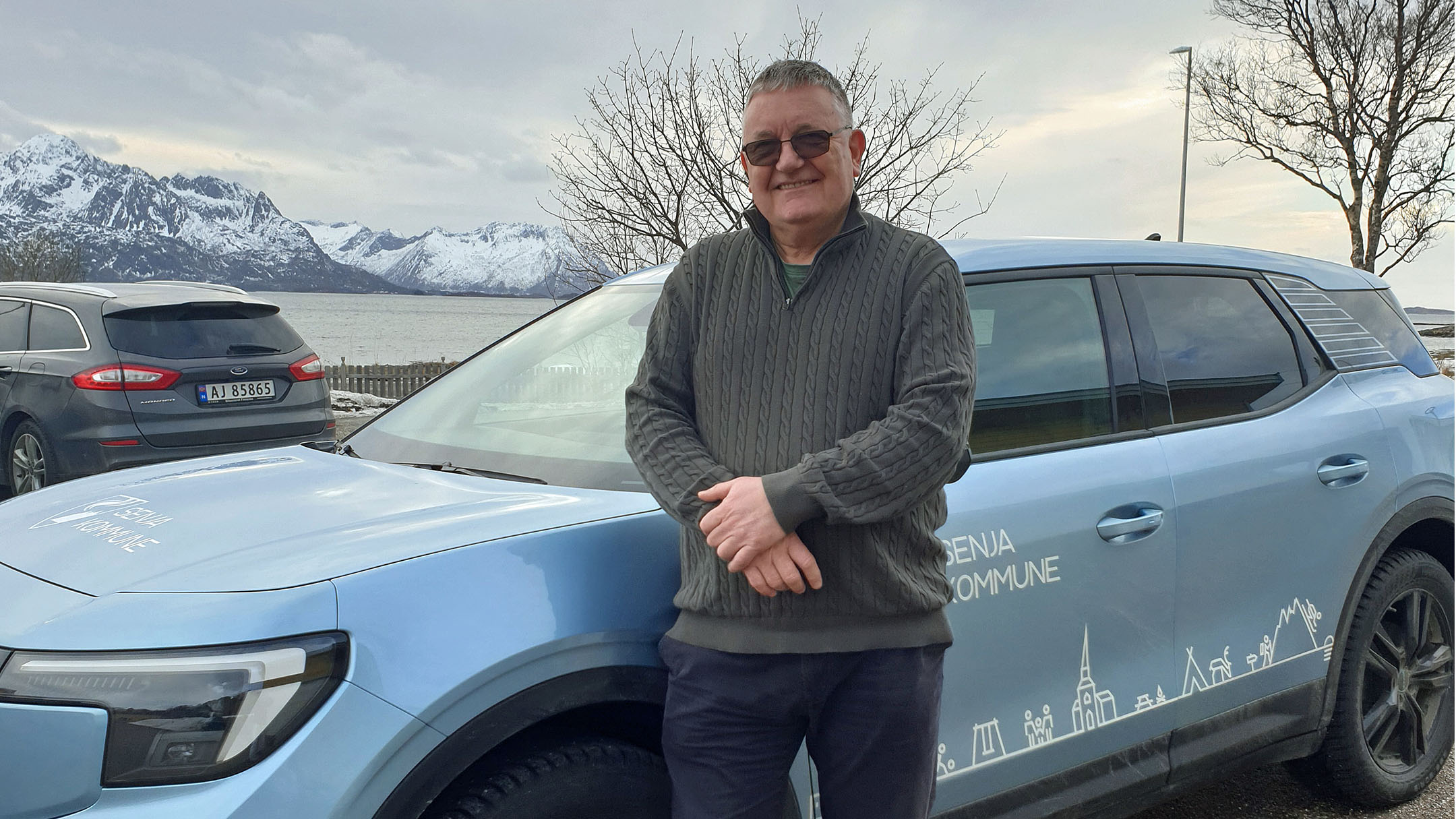 Bilkoordinator i Senja kommune Tore Berg-Buan, poserer foran en Explorer