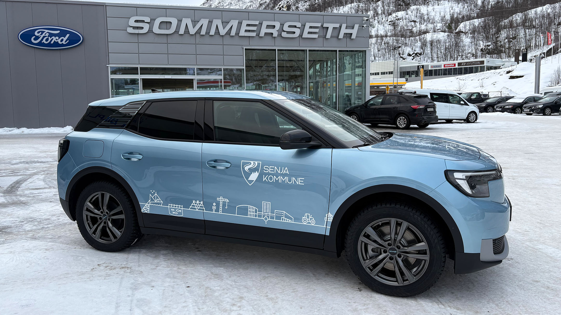 En Ford Explorer i fargen Arctic Blue med kommunevåpenet til Senja på siden, parkert foran Ford Forhandler Sommerseth, i Tromsø