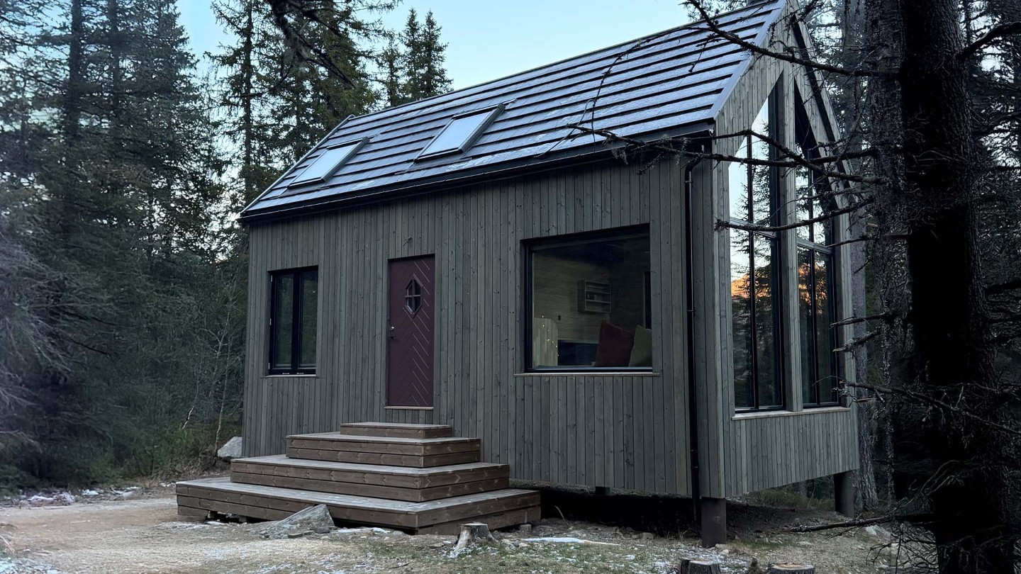 Bilde av den ferdigbygde hytta.
