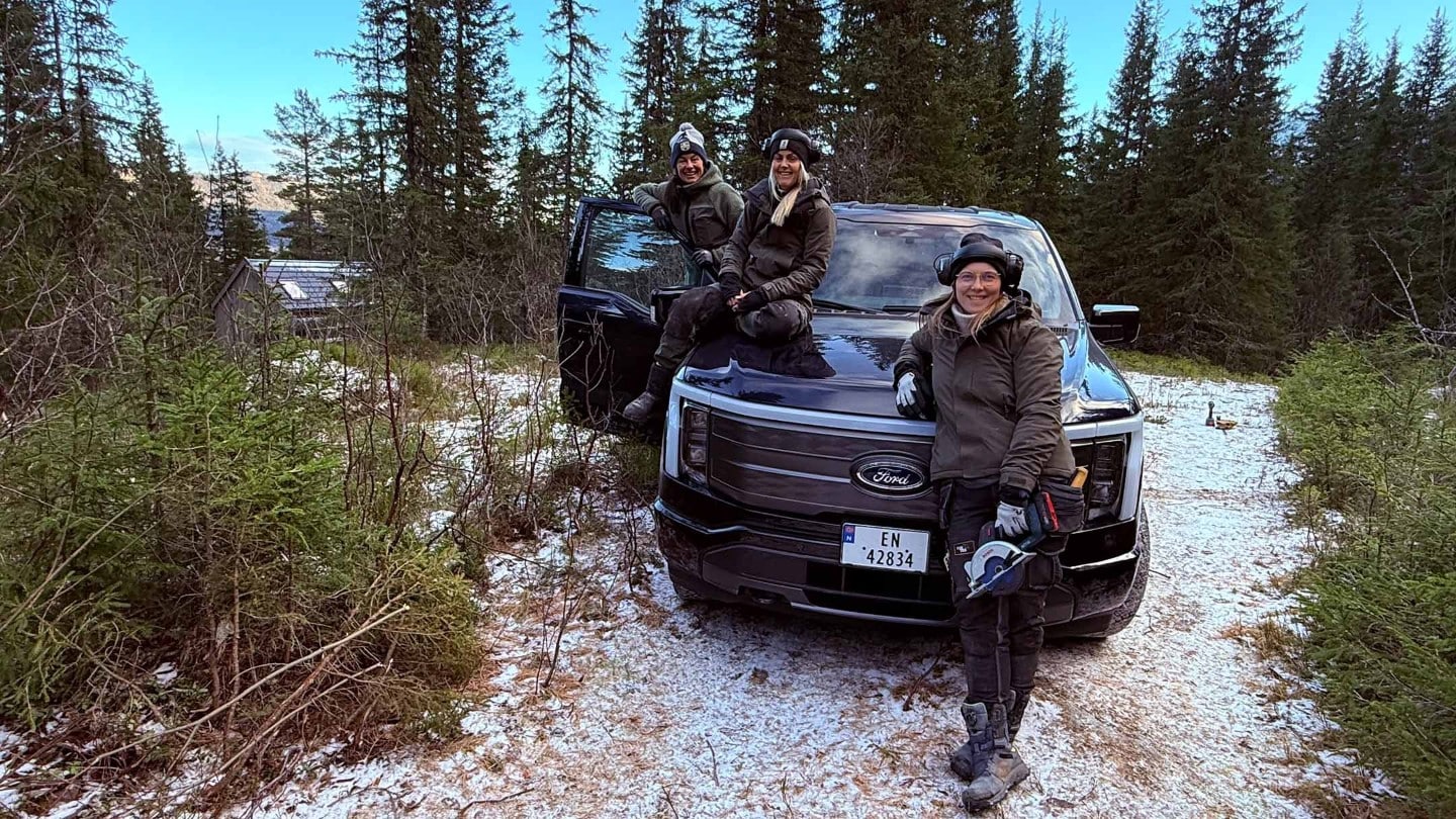 Jentene i OssTre poserer sammen med F-150 Lightning.