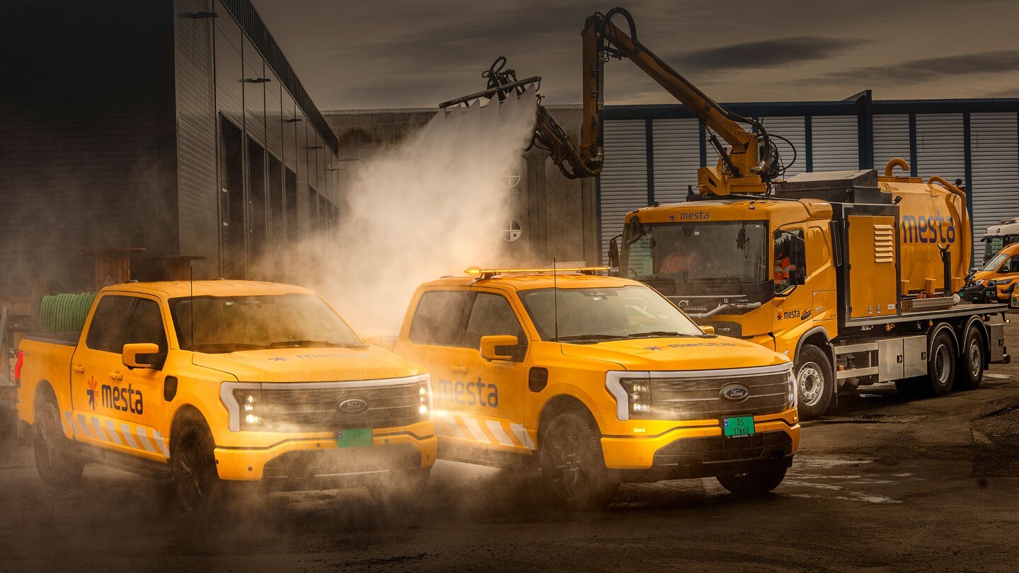 To gule F-150 Lightning blir sprutet vann på.
