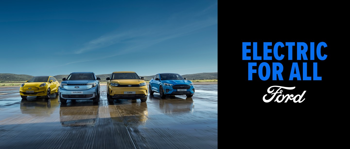 Ford Puma, Ford Explorer, Ford Capri og Ford Mustang Mach-E på rekke kjørende på en rullebane, med en “electric for all” grafikk på mørk bakgrunn. 