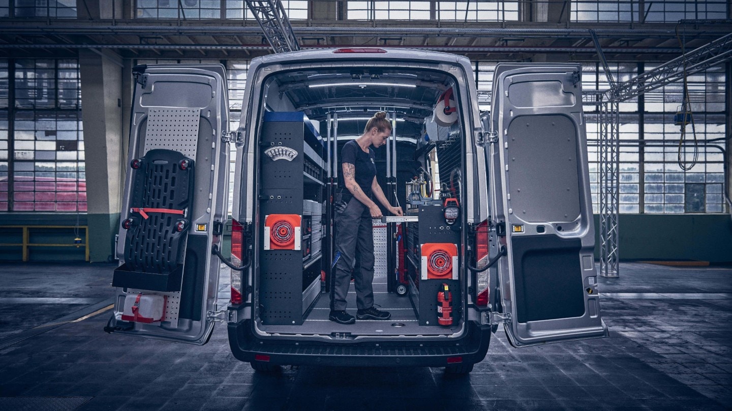 Tekniker som jobber i sin Mobilservice-bil
