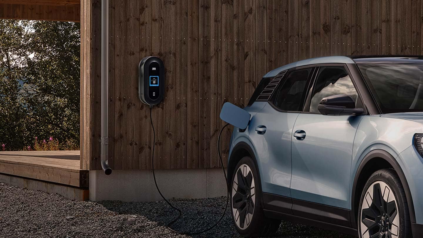  En blå helelektrisk Ford Explorer koblet til en hjemmelader.
