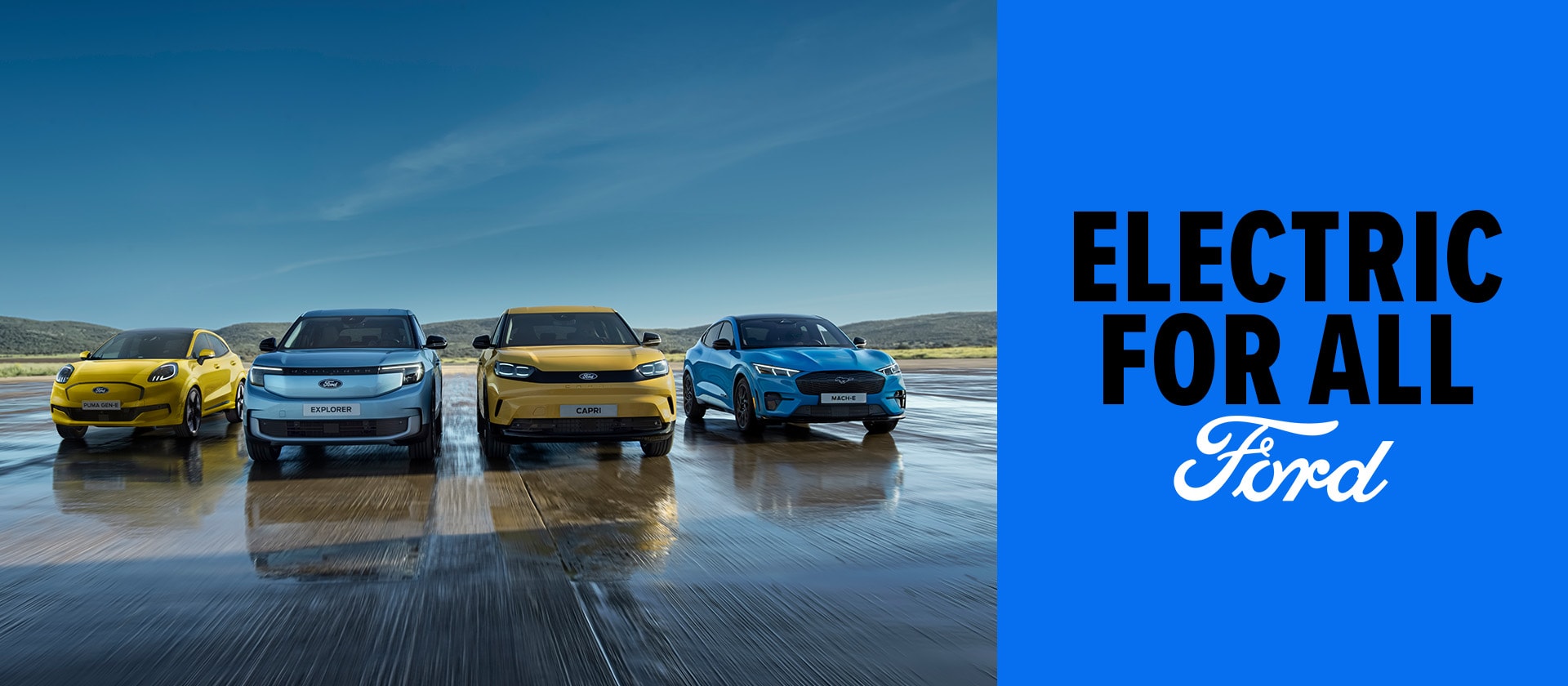 Ford Puma, Ford Explorer, Ford Capri og Ford Mustang Mach-E på rekke kjørende på en rullebane, med en “electric for all” grafikk på mørk bakgrunn. 