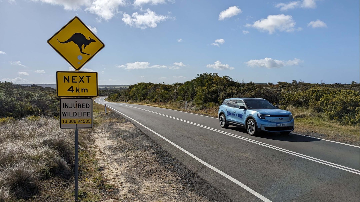 Lexie og Ford Explorer kjører langs Great Ocean Road 