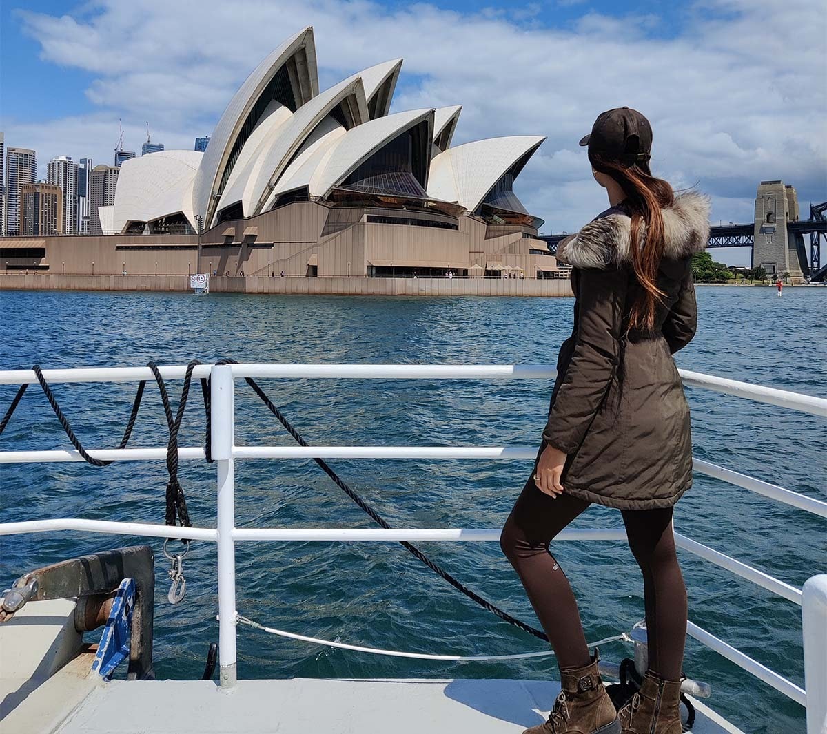 Lexie Limitless beundrer utsikten – Operahuset i Sydney