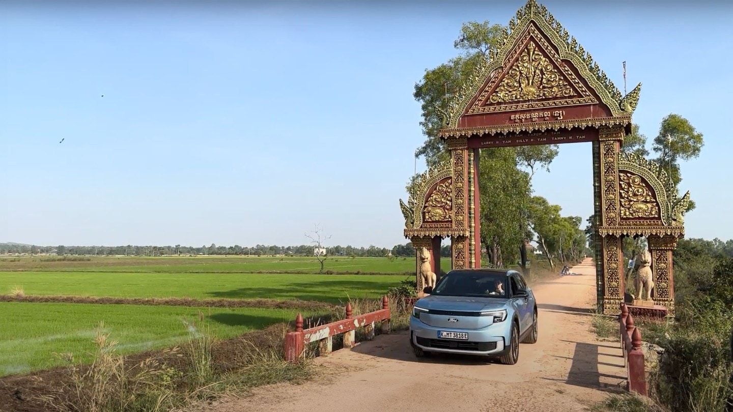 Ford Explorer gatelangs i Kambodsja. 