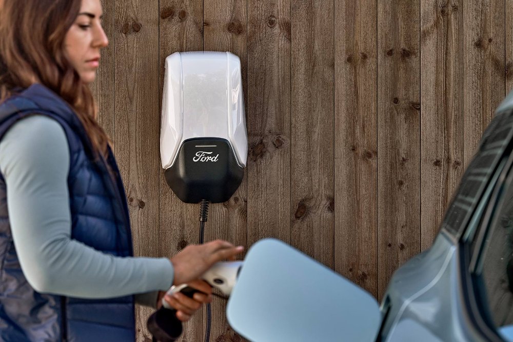 En elektrisk Explorer lades.