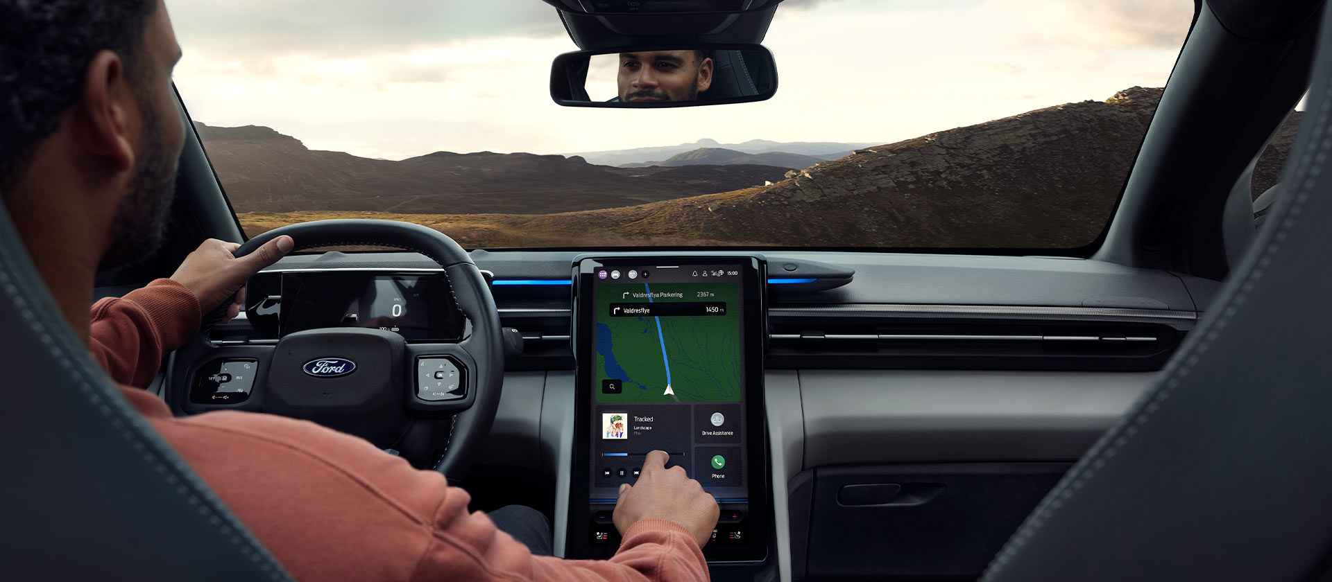 Ford interiør viser avanserte navigasjonsverktøy for optimering av rekkevidde og planlegging reiser.