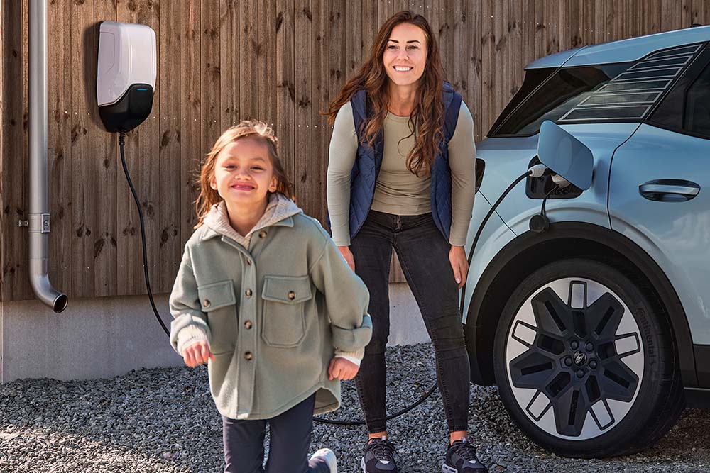  En familie som har det gøy mens de lader sin helelektriske Ford Explorer hjemme.