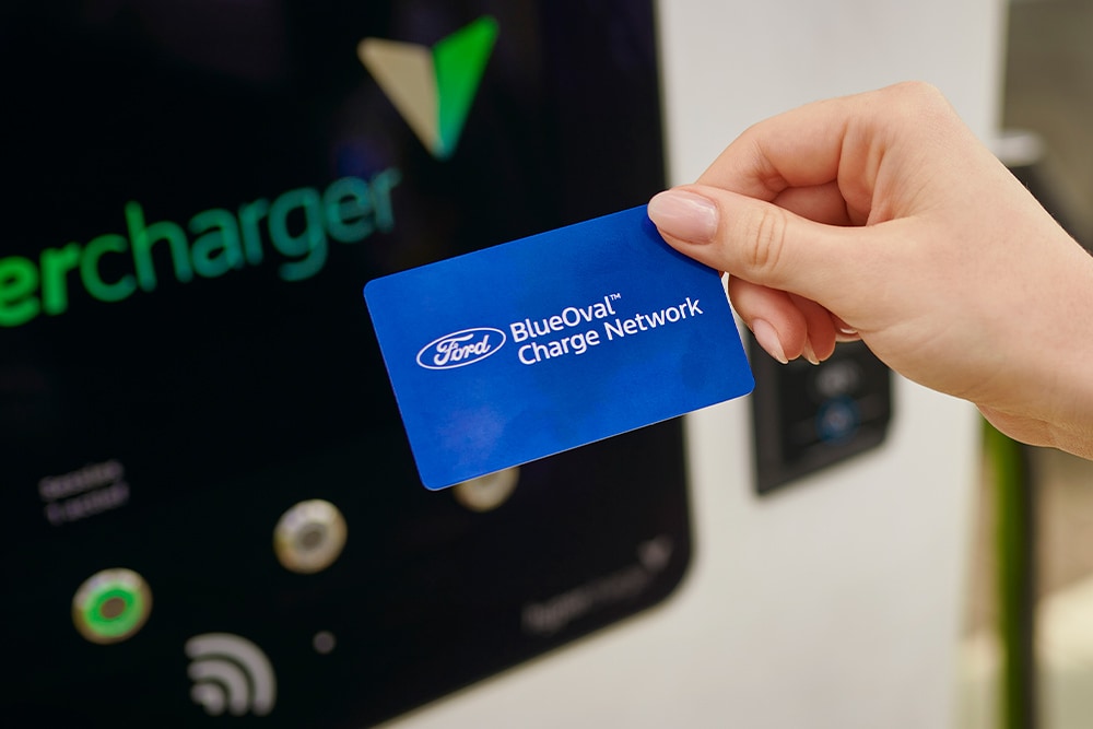 Et BlueOval™ Charge Network-kort (RFID) brukt ved en offentlig ladestasjon for elbiler for enkel betaling.