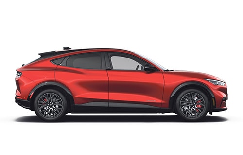 En rød elektrisk Ford Mustang Mach-E .