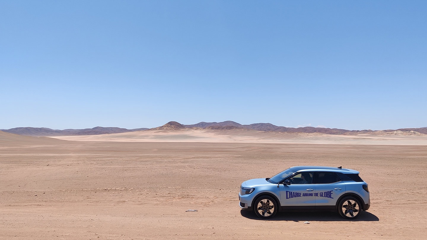Helelektriske Ford Explorer kjører gjennom ørkenen under Charge Around the Globe-utfordringen.