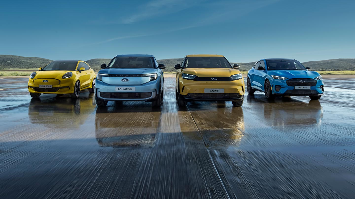  Oppstilling av Ford elbiler, inkludert Ford Puma, Ford Explorer, Ford Capri, og Ford Mustang Mach-E.