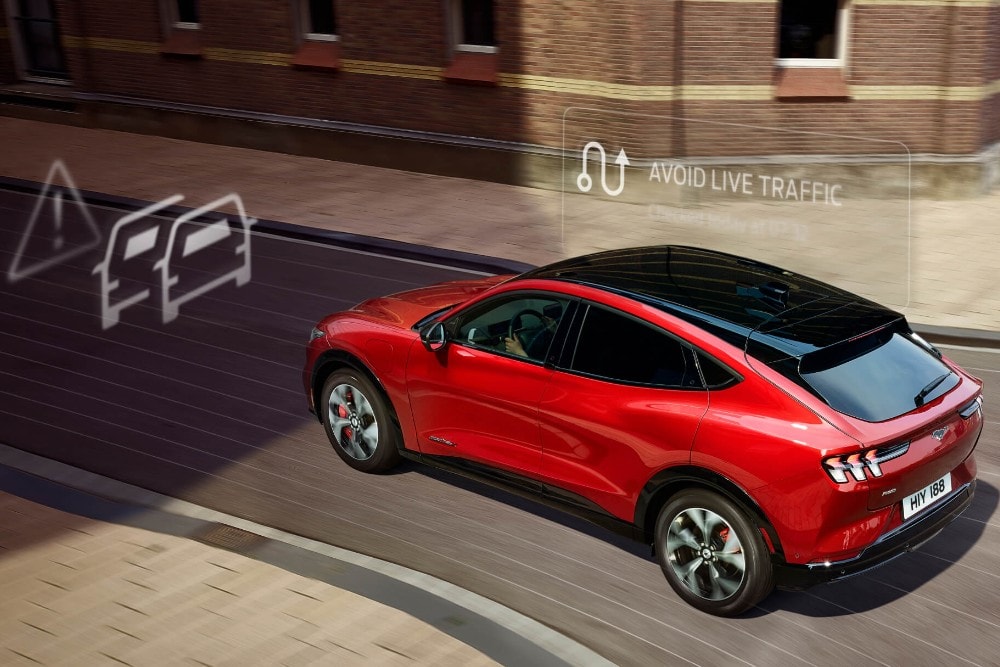 Ford Mustang Mach-E omgitt av en infografikk av tilkoblede tjenester