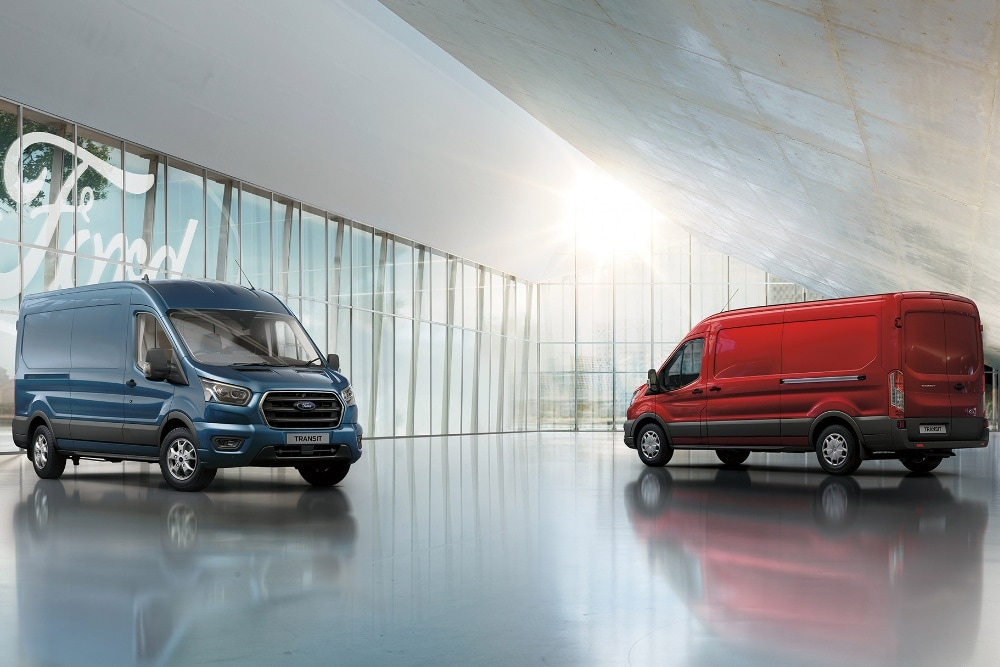 To Ford CV-er som står parkert