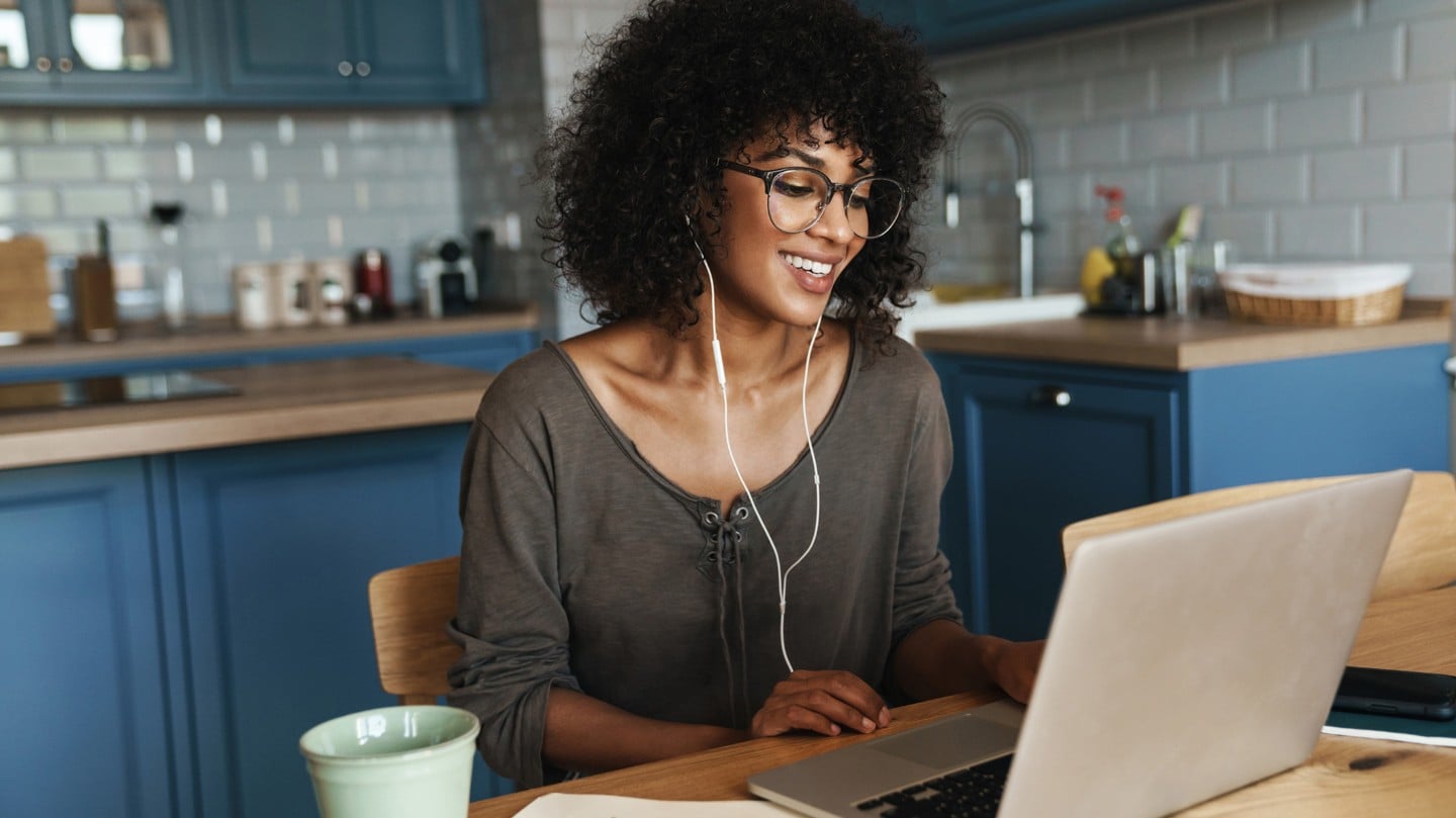 Woman looks on the laptop