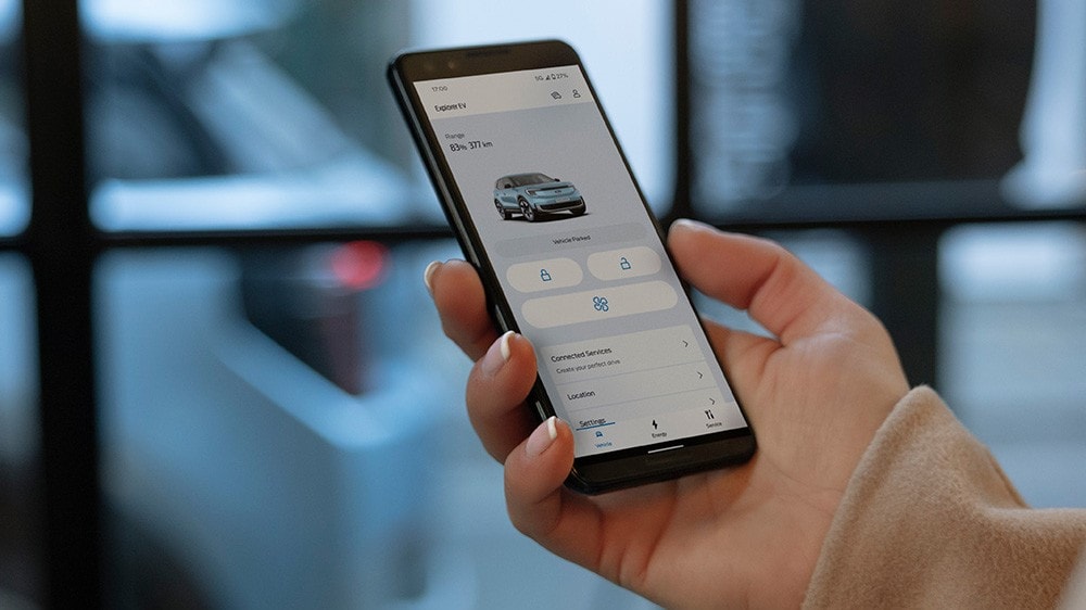 Person som ser på FordPass Appen
