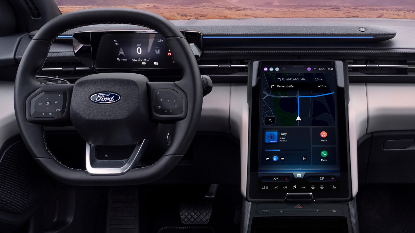 Interiøret i helelektriske Ford Explorer, som viser rattet og SYNC Move-touchskjermen.