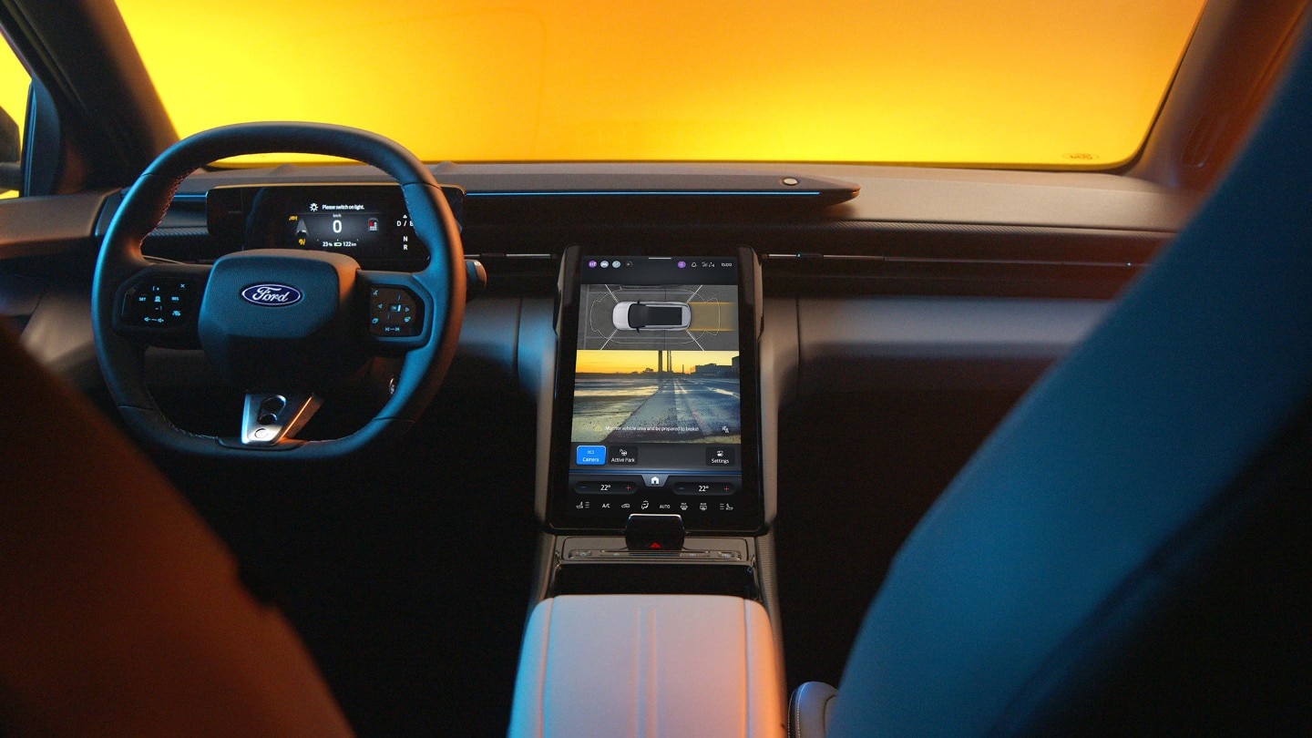 Interiøret i helelektriske Ford Capri, som viser rattet og SYNC Move-touchskjermen.