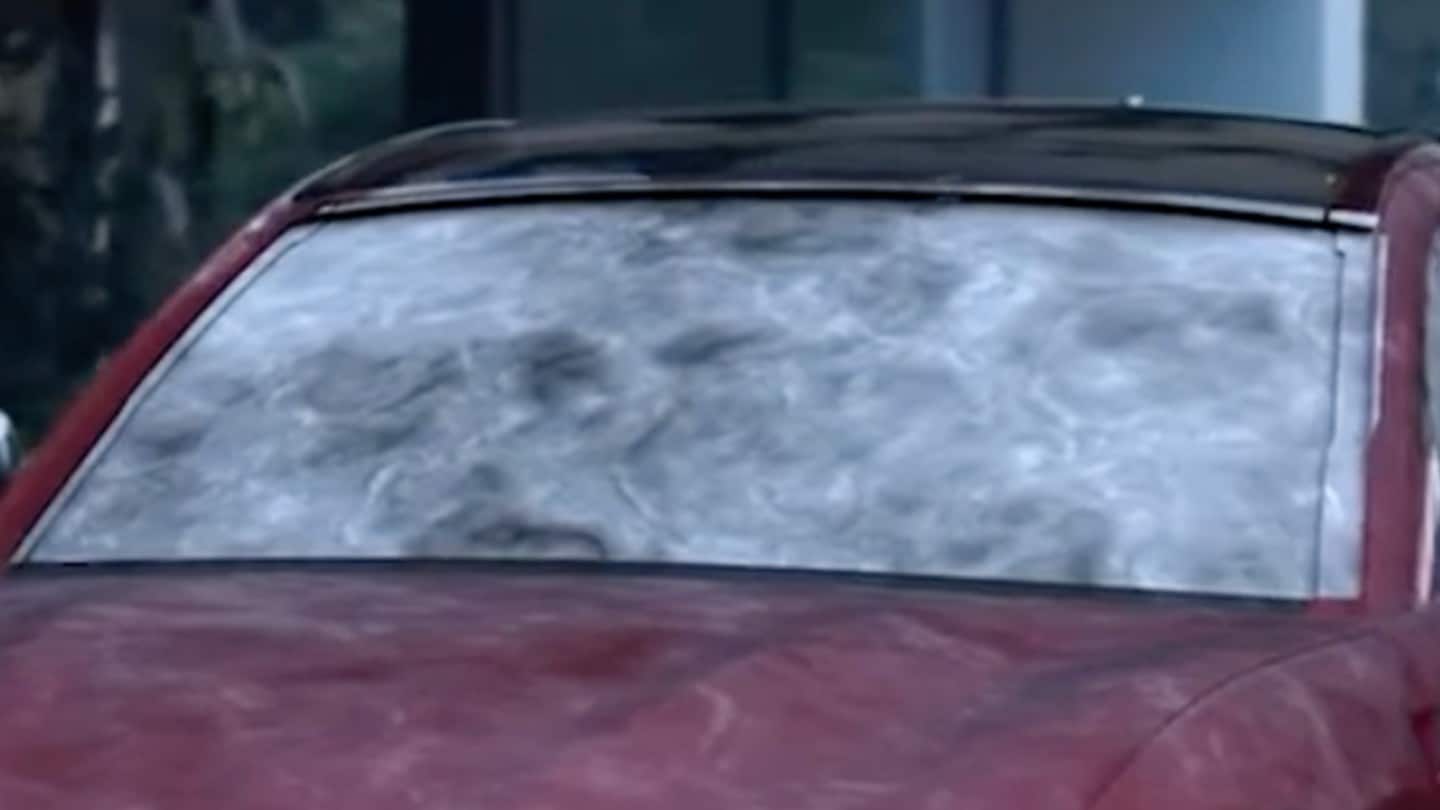 Et nærbilde av en frostet frontrute på en Ford Mustang Mach-E om vinteren.