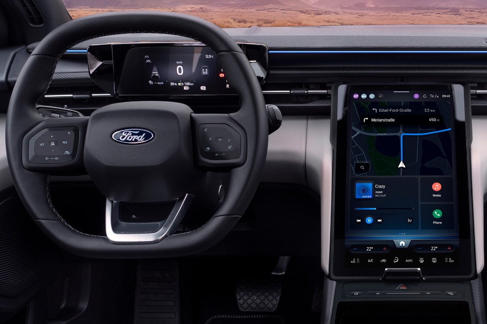 Interiøret i helelektriske Ford Explorer, som viser rattet og SYNC Move-touchskjermen.