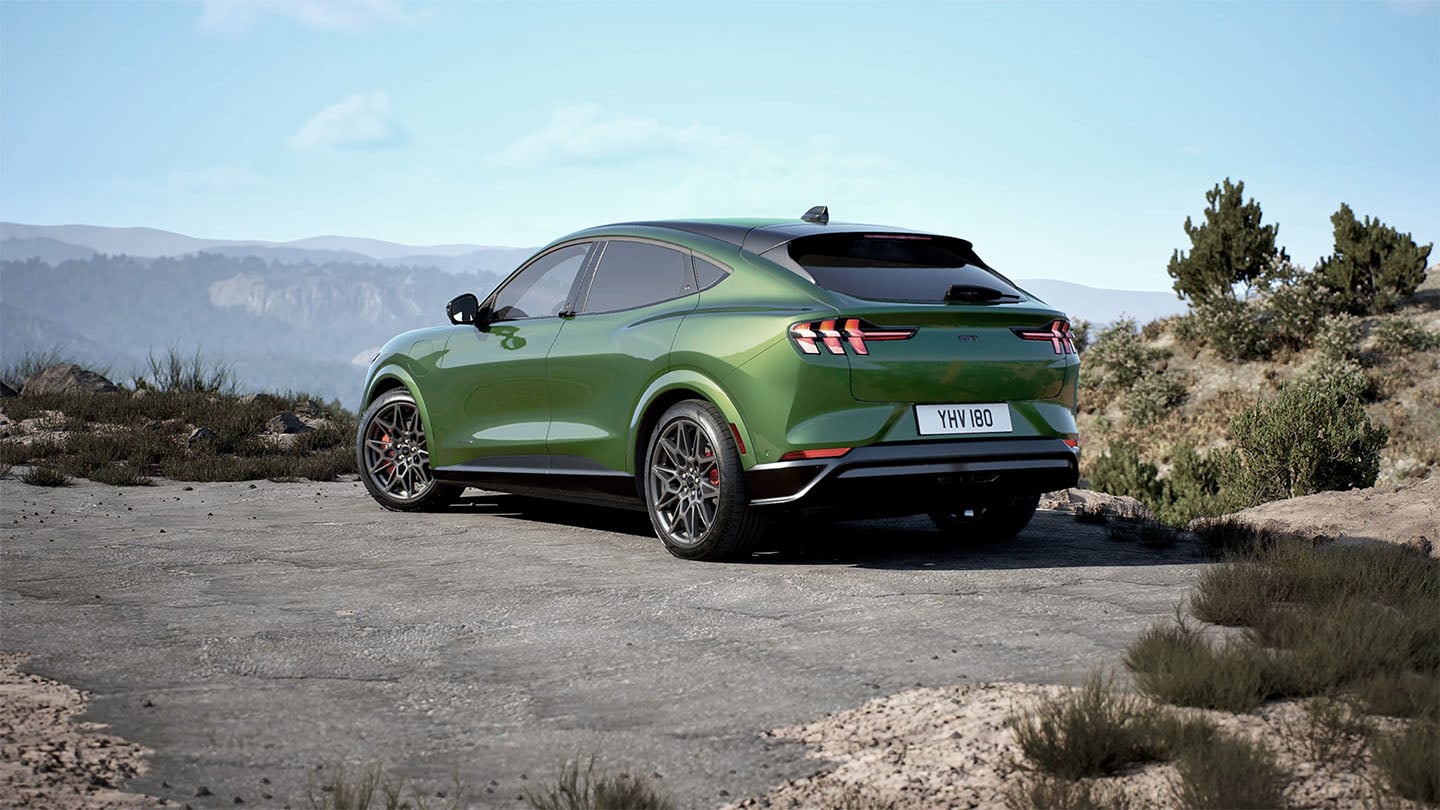Baksiden av Ford Mustang Mach-E GT i Eruption Green, parkert på en fjellvei.