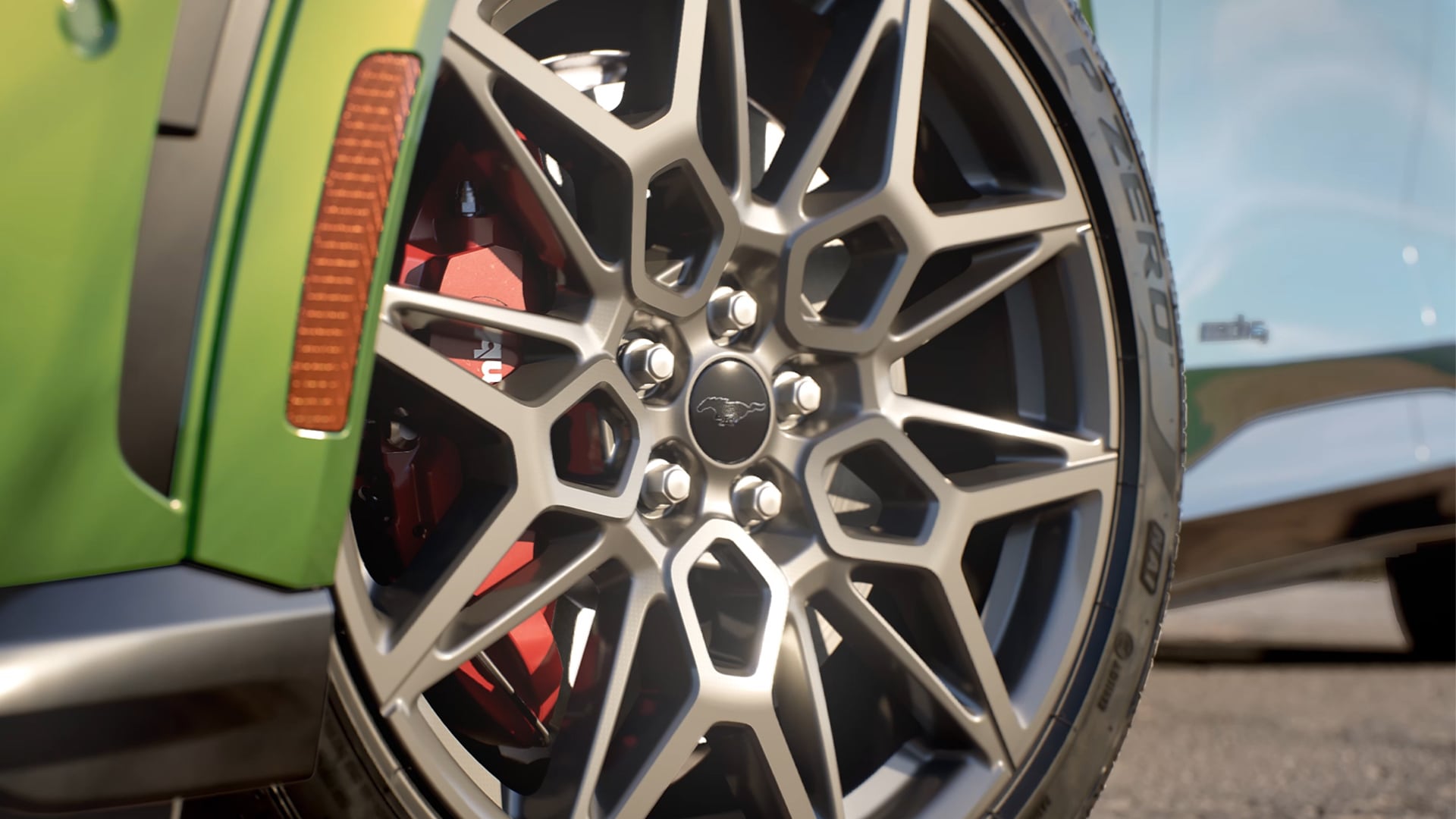 Et nærbilde av Ford Mustang Mach-E, med visning de støpte 20-tommers aluminiums-lettmetallfelgene i Carbonised Grey.