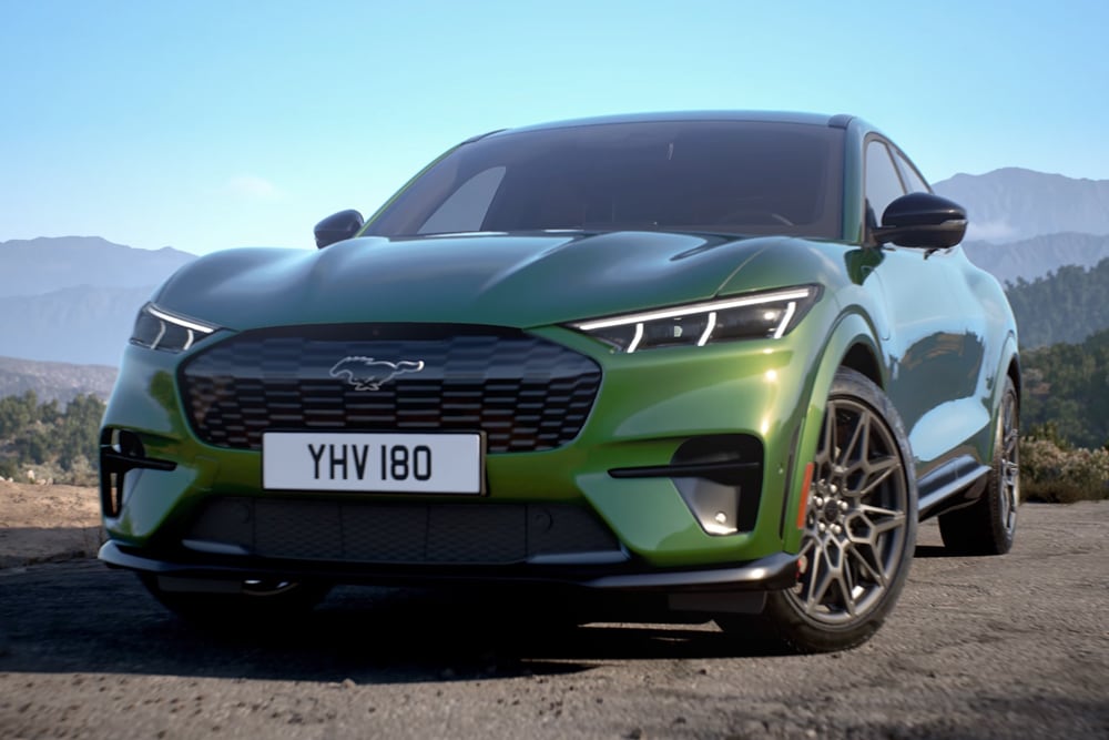 Et nærbilde av Ford Mustang Mach-E GT-stylingsettet, med visning av den unike frontgrillen med GT-design og vaffelmønster.