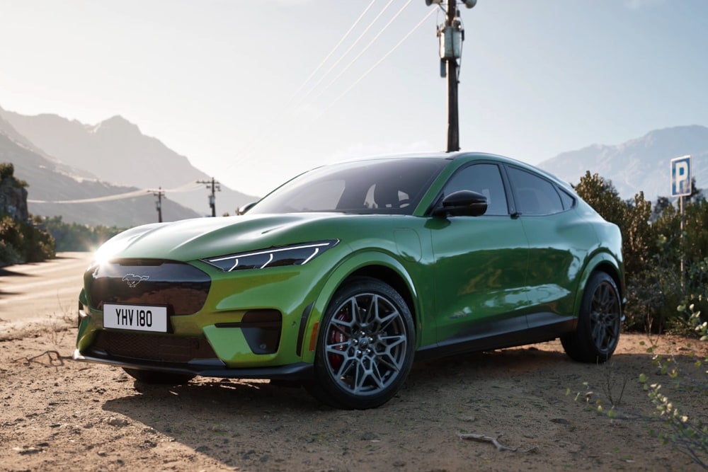 Et nærbilde av Ford Mustang Mach-E GT-stylingsettet, med visning av den unike frontgrillen med GT-design og vaffelmønster.
