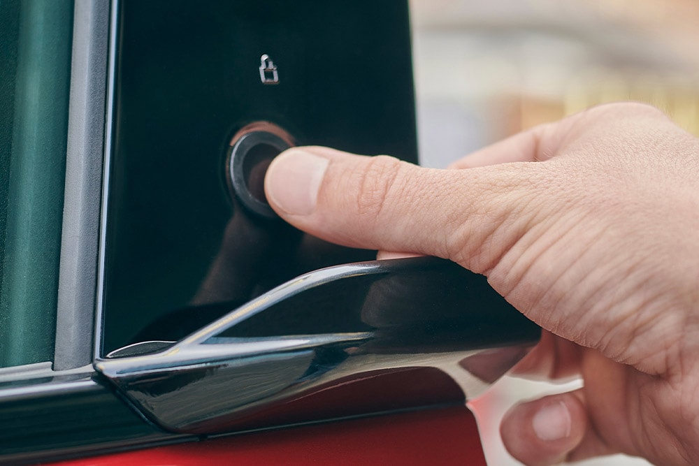 Nærbilde av en person som åpner døren på Ford Mustang Mach-E med E-Latch systemet. 