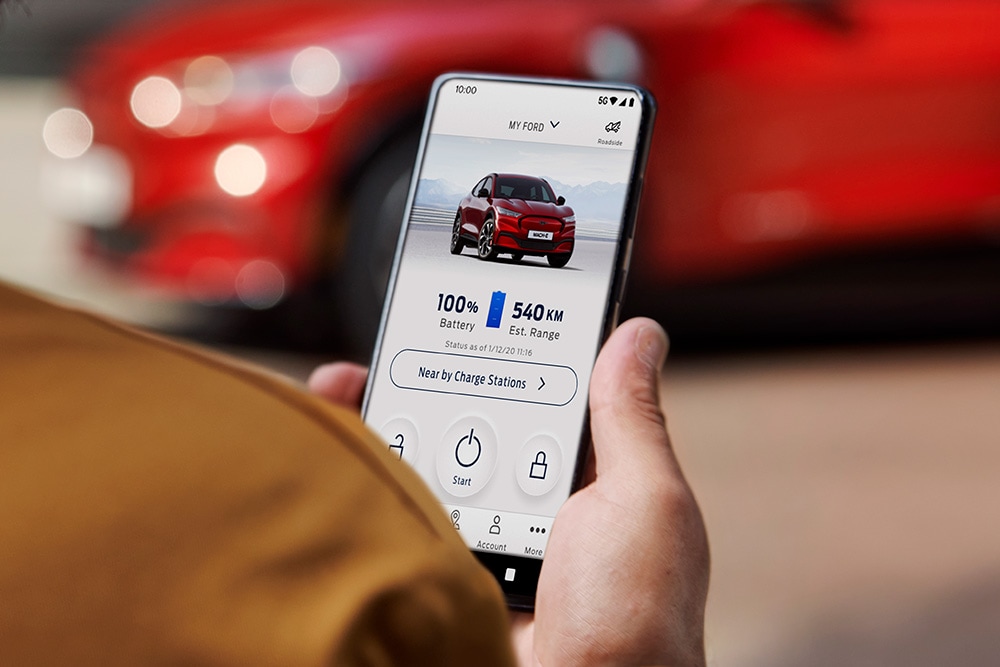 Person som ser på FordPass Appen. 