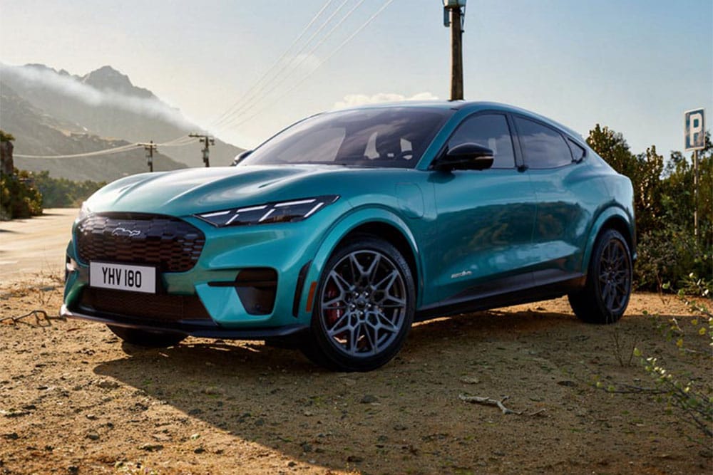 Et nærbilde av Ford Mustang Mach-E GT-stylingsettet, med visning av den unike frontgrillen med GT-design og vaffelmønster.