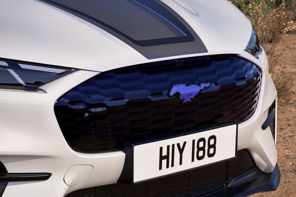 Nærbilde av frontfangeren på en Star White Mustang Mach-E GT California Special.
