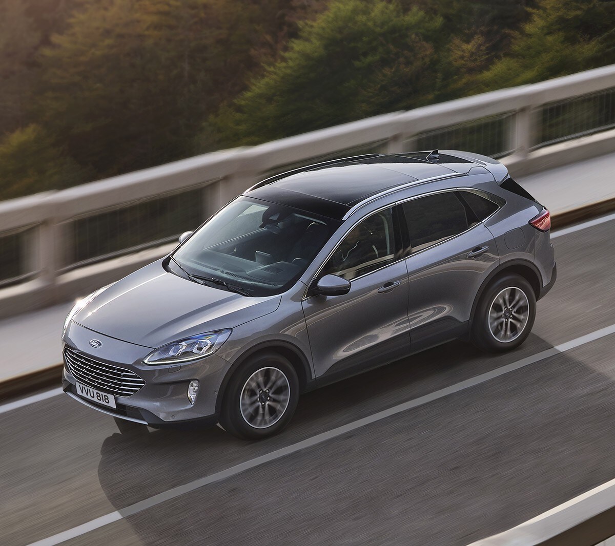 Ford Kuga Titanium kjørende over bro