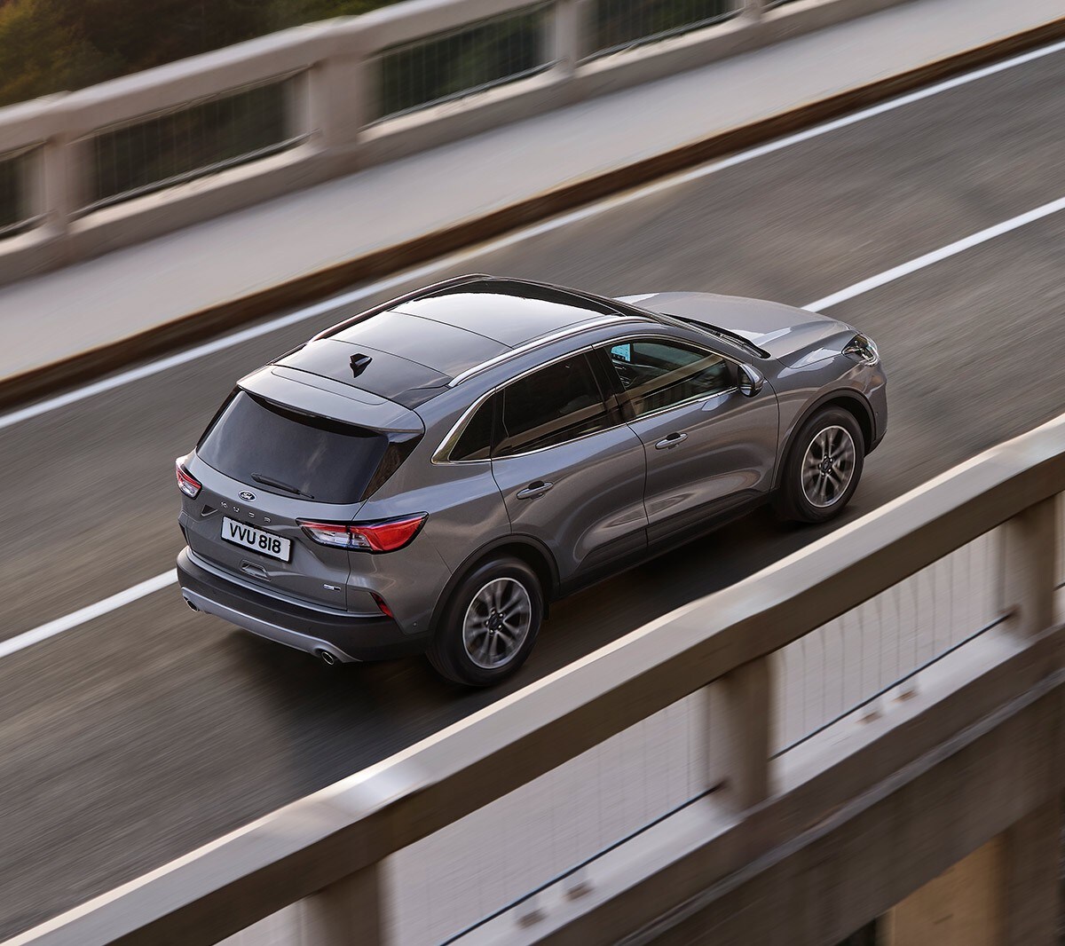 Nye Ford Kuga Titanium kjørende over en bro